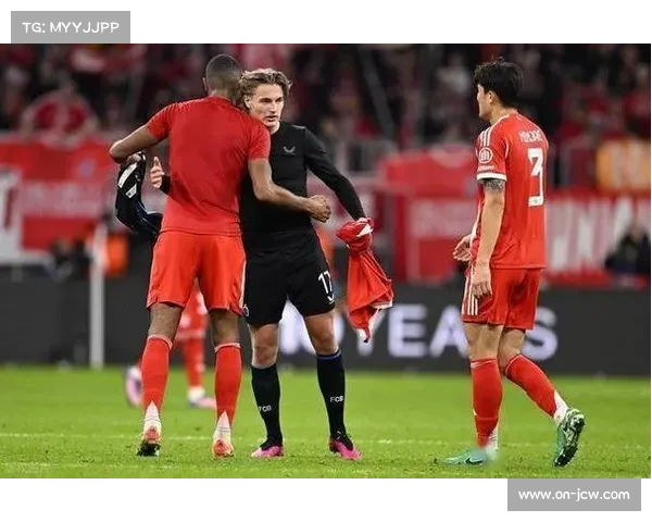 克瓦拉茨赫利亚赞拜仁防守,即使少一人仍组织严密 克瓦拉茨赫利亚赞拜仁防守,即使少一人仍组织严密